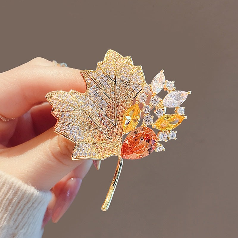 Exquisite Blätterbrosche mit Funkelnden Kristallen Brehn