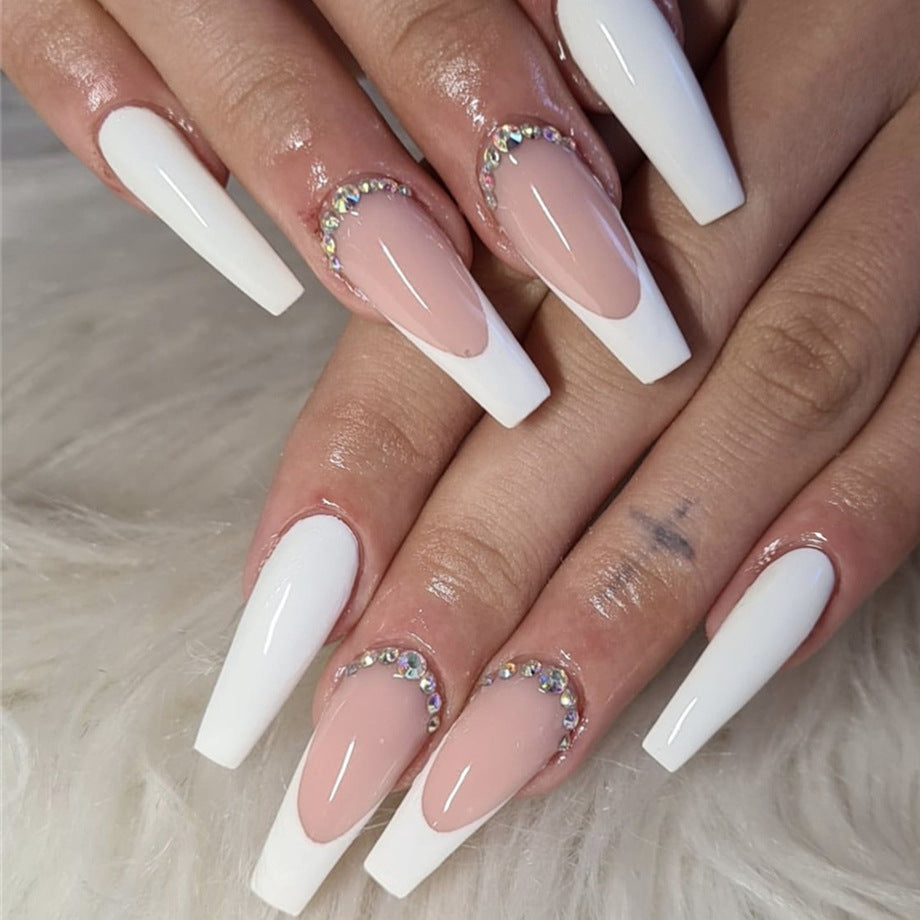 Luxuriöse lange Stiletto Press-On Nägel mit Strass-Accents Brehn