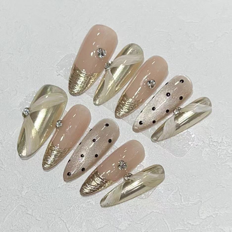 Luxuriöses Press-On Nagelkunst-Set mit eleganten metallischen Akzenten Brehn