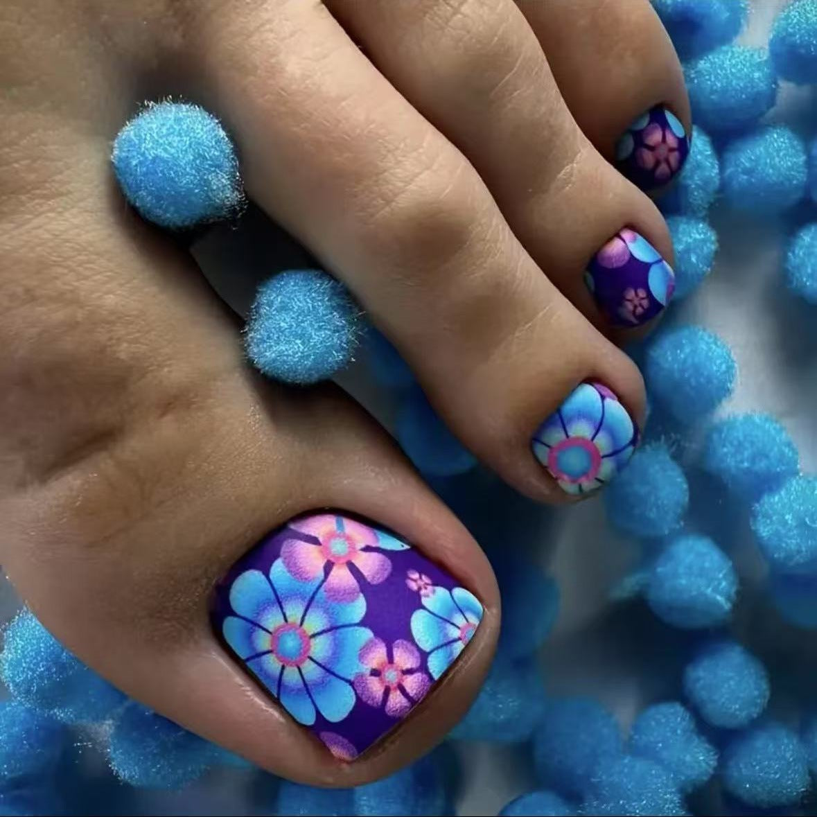 Fußnagelkunstset mit floralen Designs und mattem Finish Brehn