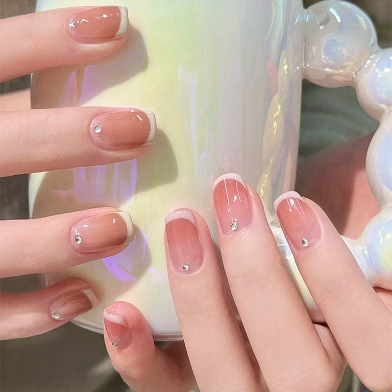 Kunstvolle Nagelsets mit floralen Akzenten Brehn