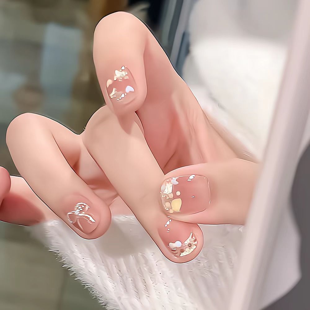 Dekorativer Press-On Nagelset mit Herz- und Blumendesign Brehn