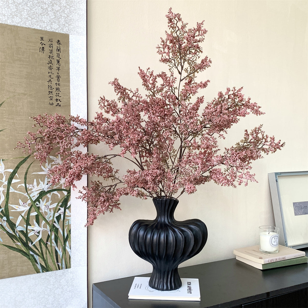 Dekorativer getrockneter Blumenstrauß mit Ästen