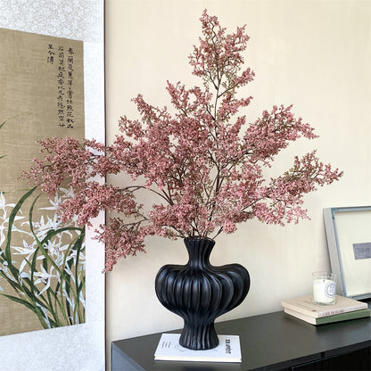 Dekorativer getrockneter Blumenstrauß mit Ästen
