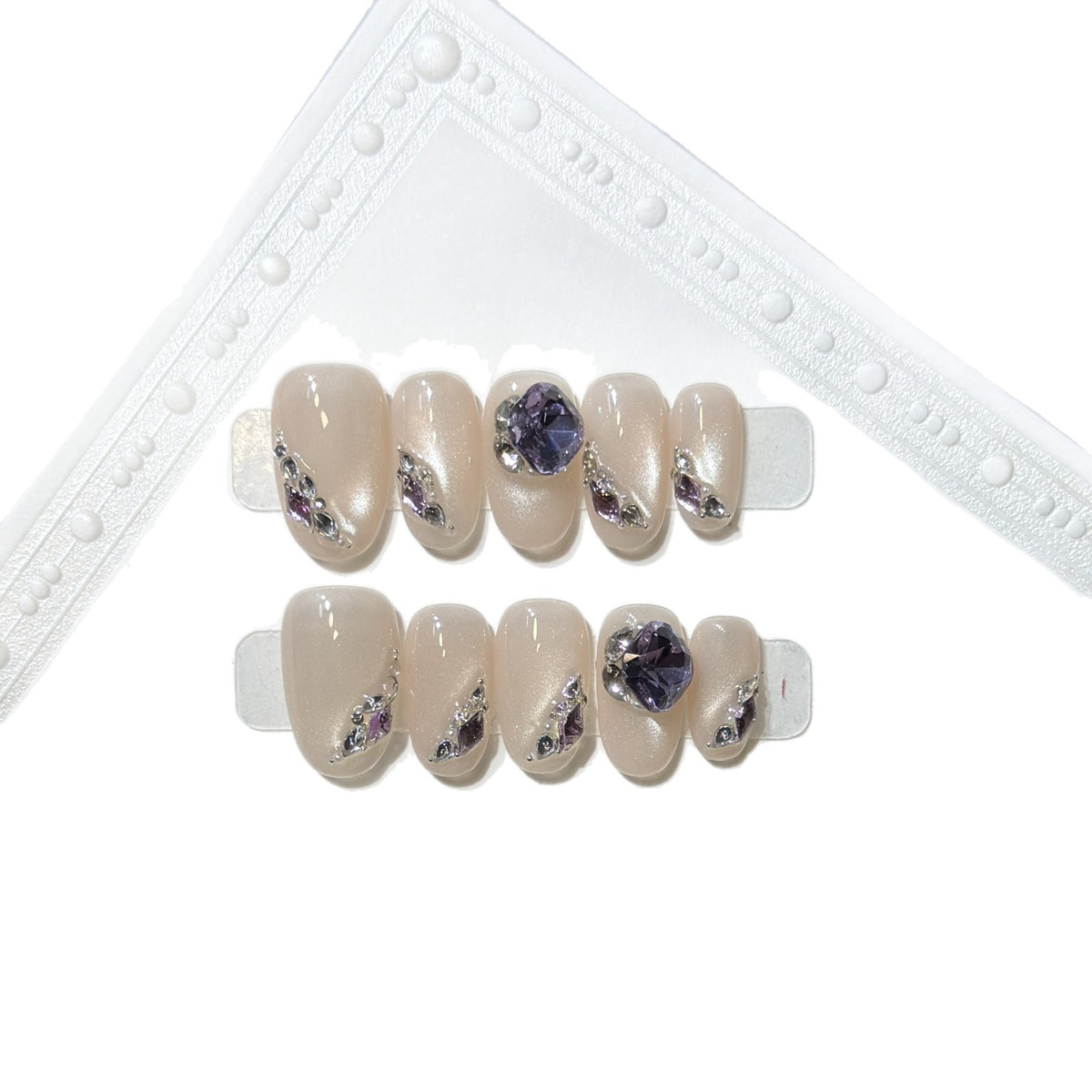 Elegantes Press-On-Nagel-Set mit Edelsteinakzenten Brehn