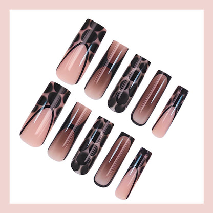 Kunstnagelset mit eleganten Dekoren und modernem Design Brehn