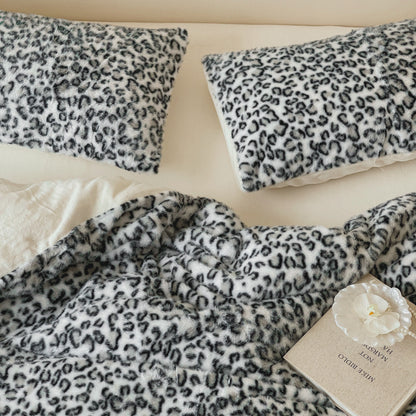 Plüsch-Bettwäsche-Set mit Animal-Print und extrafluffiger Minky-Oberfläche