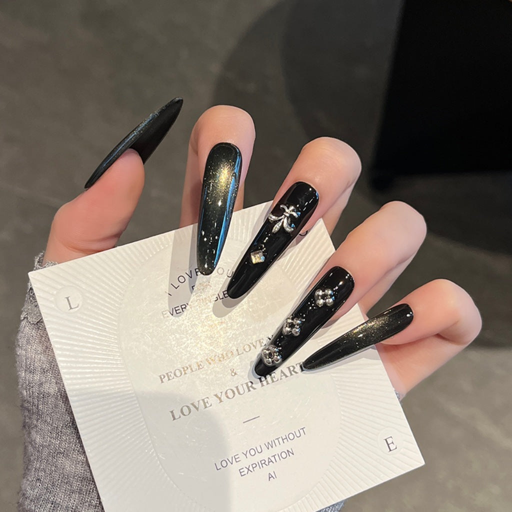 Künstlerische Stiletto Press-On Nagelkunst mit schimmernden Akzenten Brehn