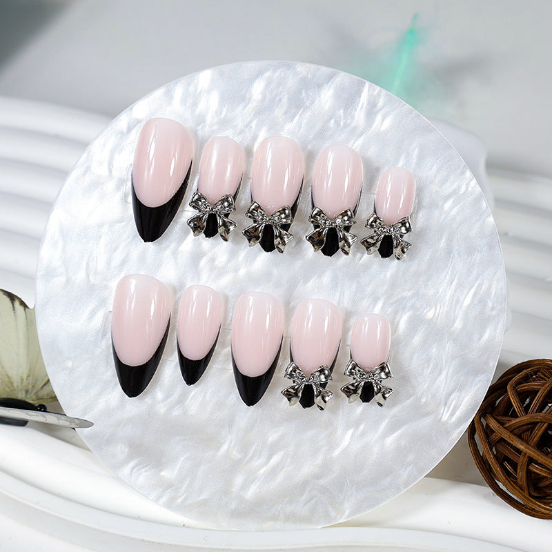 Kunstnagelset mit eleganten Spitzen und kunstvollen Verzierungen Brehn