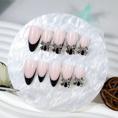 Kunstnagelset mit eleganten Spitzen und kunstvollen Verzierungen Brehn