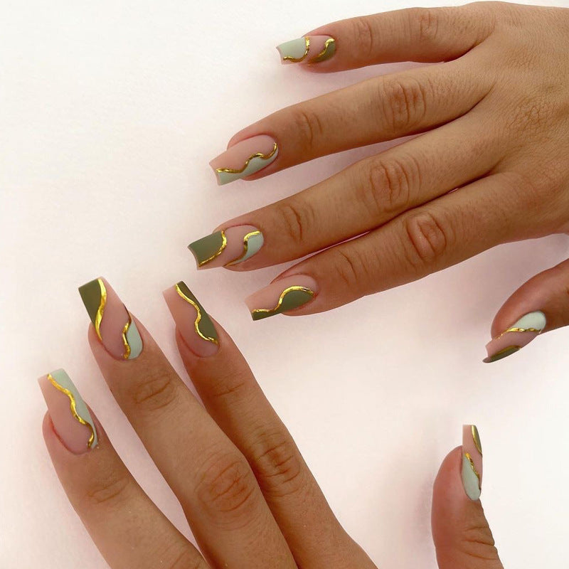 Kunstvolle Nagelverlängerungen mit elegantem Goldverzierungs-Design Brehn