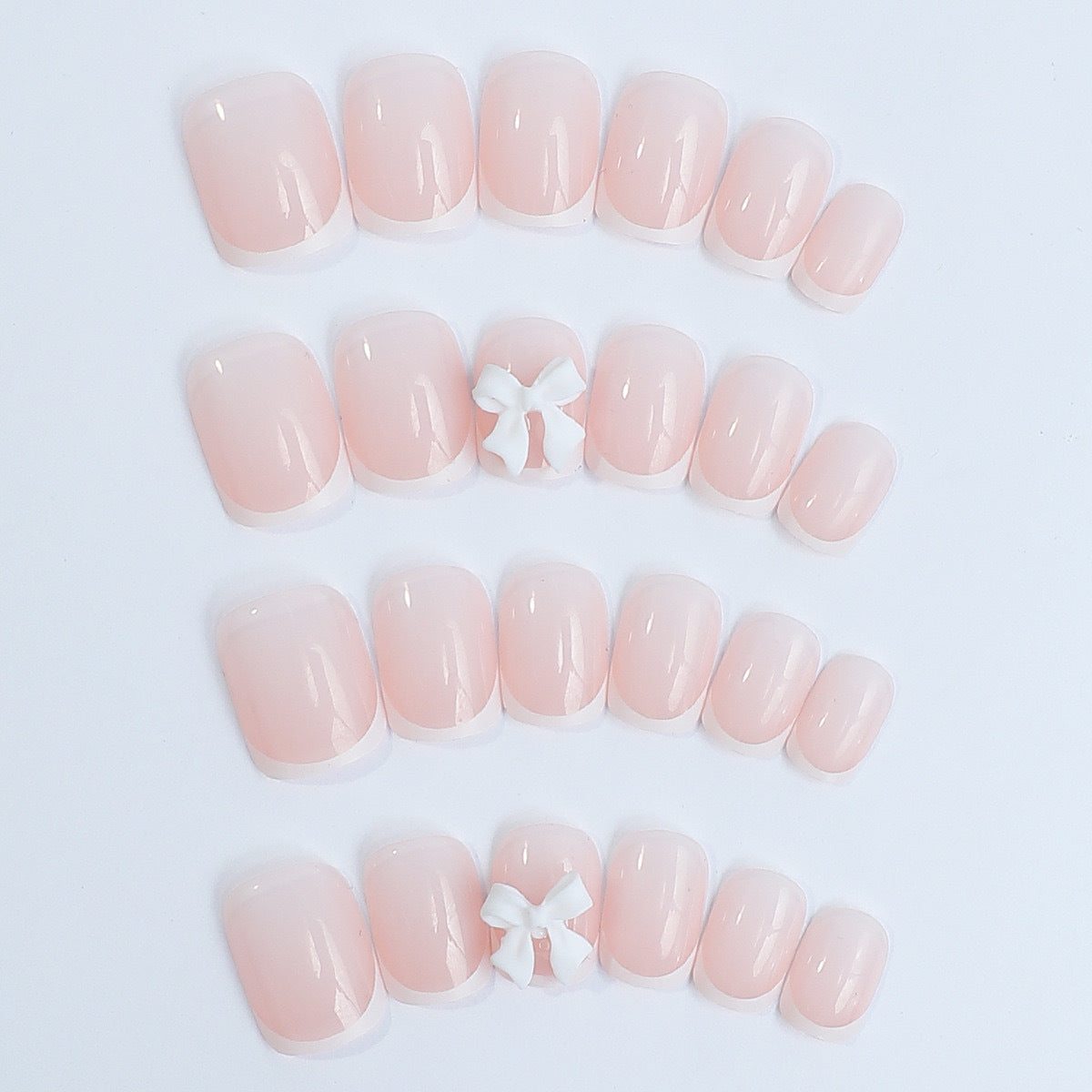 Kunstnagelset mit eleganten französischen Spitzen und romantischen Blütenverzierungen Brehn