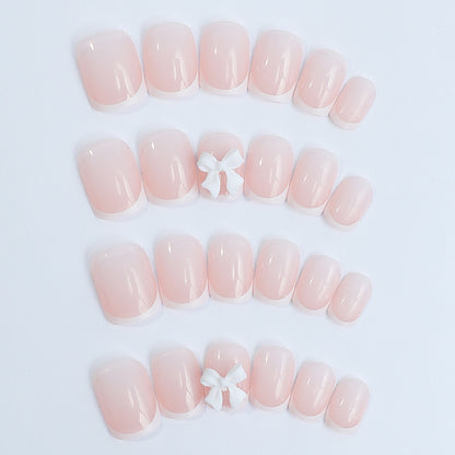Kunstnagelset mit eleganten französischen Spitzen und romantischen Blütenverzierungen Brehn