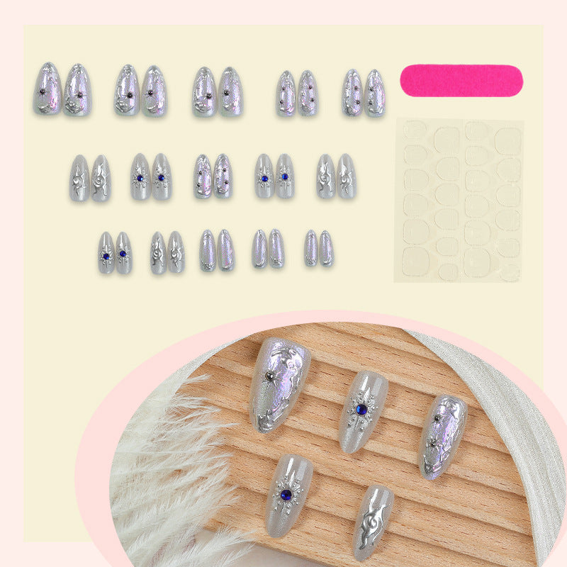 Kunstnagelset mit holografischen Akzenten und eleganten Verzierungen Brehn
