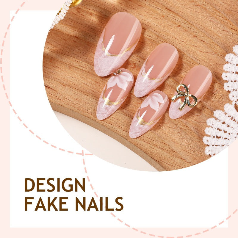 Kunstnagelset mit glamourösen Spitzen und stilvollen Akzenten Brehn
