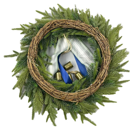 Festliche Evergreen-Willkommensgirlande mit dekorativem Band und Glocken