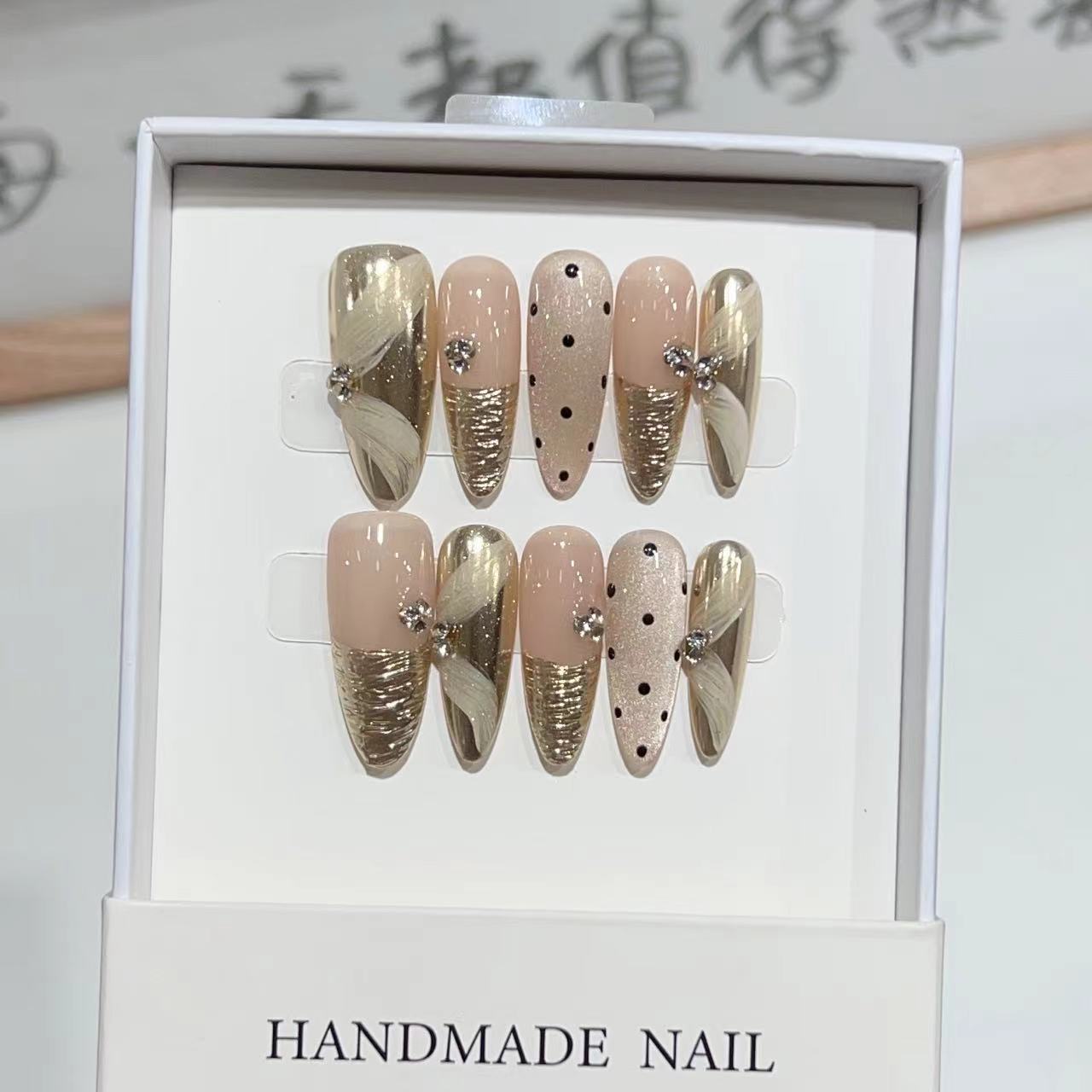 Luxuriöses Press-On Nagelkunst-Set mit eleganten metallischen Akzenten Brehn