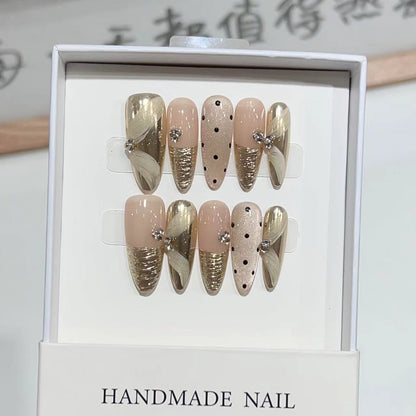 Luxuriöses Press-On Nagelkunst-Set mit eleganten metallischen Akzenten Brehn
