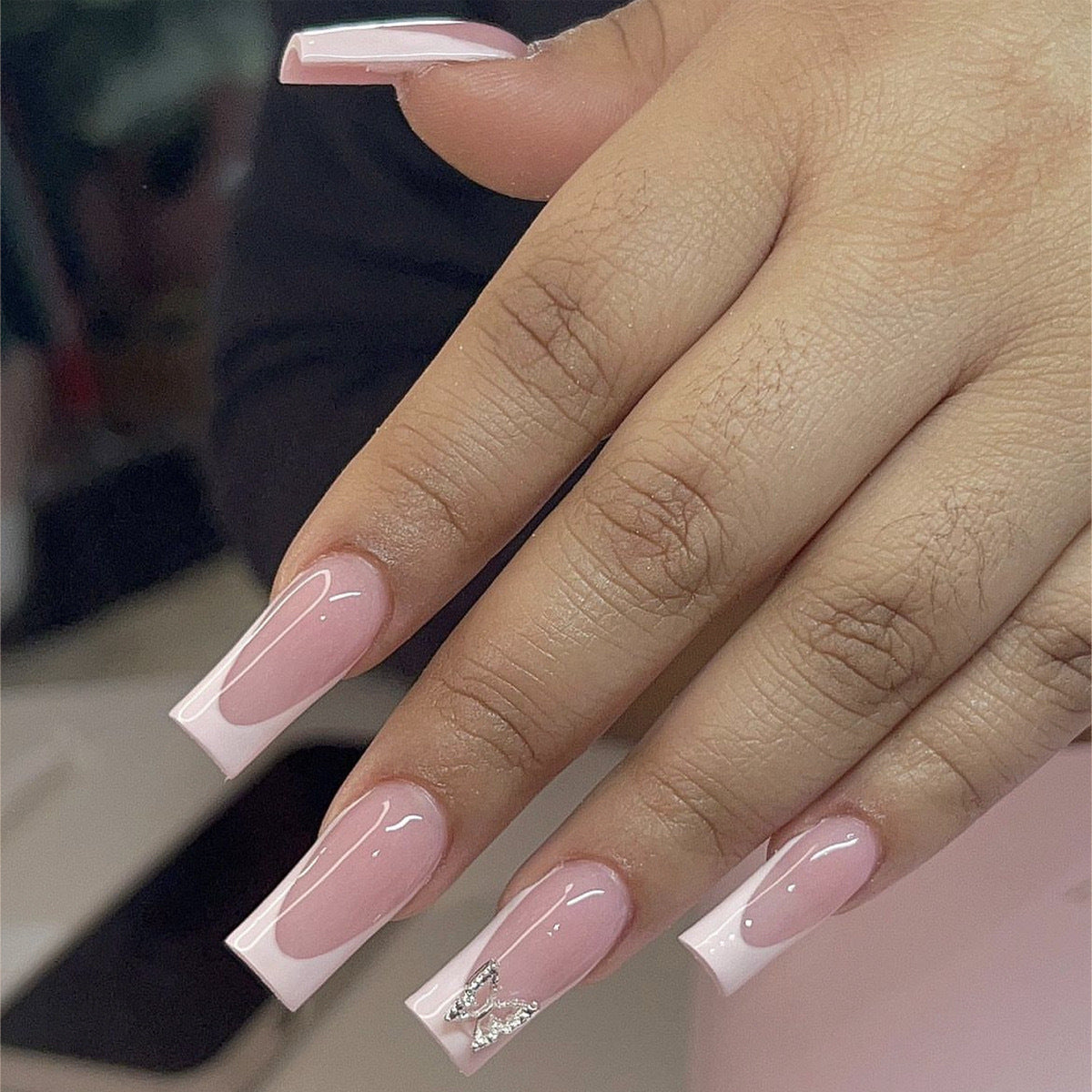Kunstnagelset mit elegantem Hochglanz-Finish und kreativen Akzenten Brehn