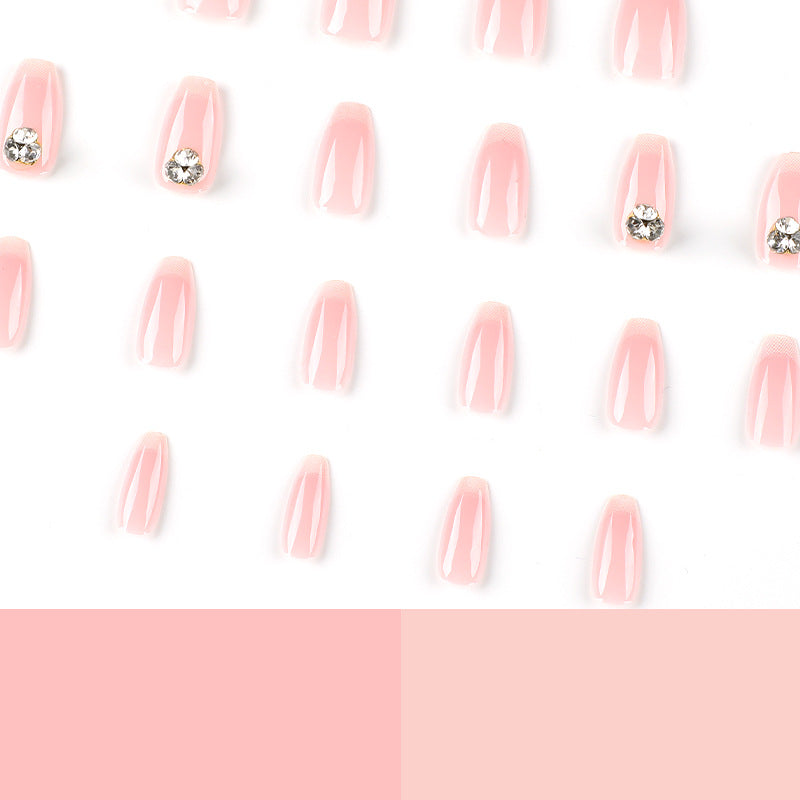 Kunstvolle Nagelverlängerungen mit elegantem French-Tip und Strassverzierungen Brehn