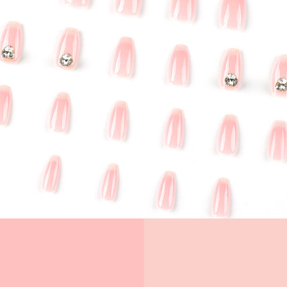 Kunstvolle Nagelverlängerungen mit elegantem French-Tip und Strassverzierungen Brehn