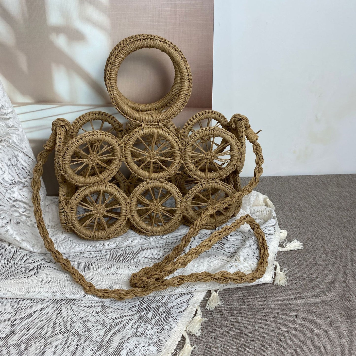Kunsthandwerkliche Korbtasche mit Auffälligem Radmuster Brehn