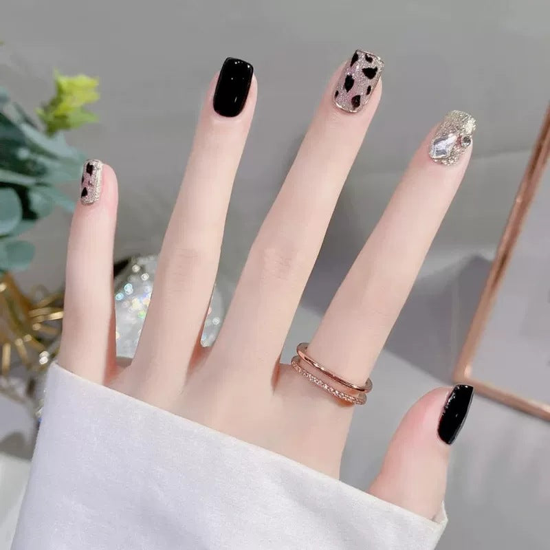 Kreatives Kunstnagelset mit eleganten Tierakzenten Brehn