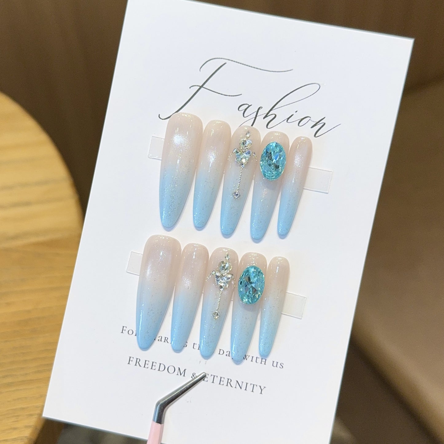 Glamouröse Kunstnägel mit Funkelnden Strassdetails Brehn