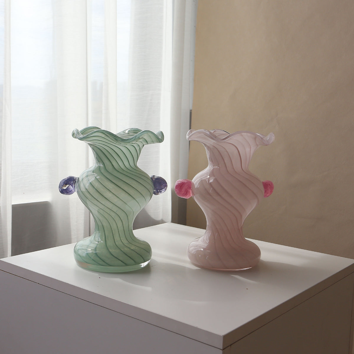 Skulpturale gewellte Kunstglas Dekovase Brehn