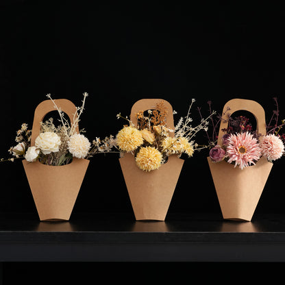 Getrocknete Blumenarrangement in umweltfreundlicher Verpackung