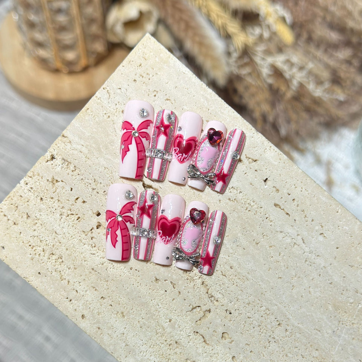 Künstlerisches Press-On Nail Set mit verspielten Herz- und Palmendesigns Brehn