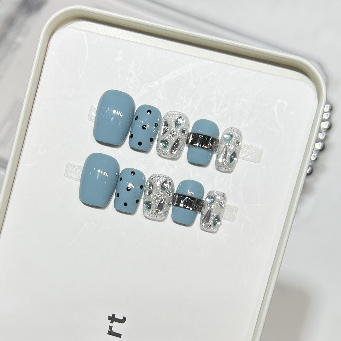 Dekorativer Press-On-Nagelset mit glitzernden Akzenten Brehn