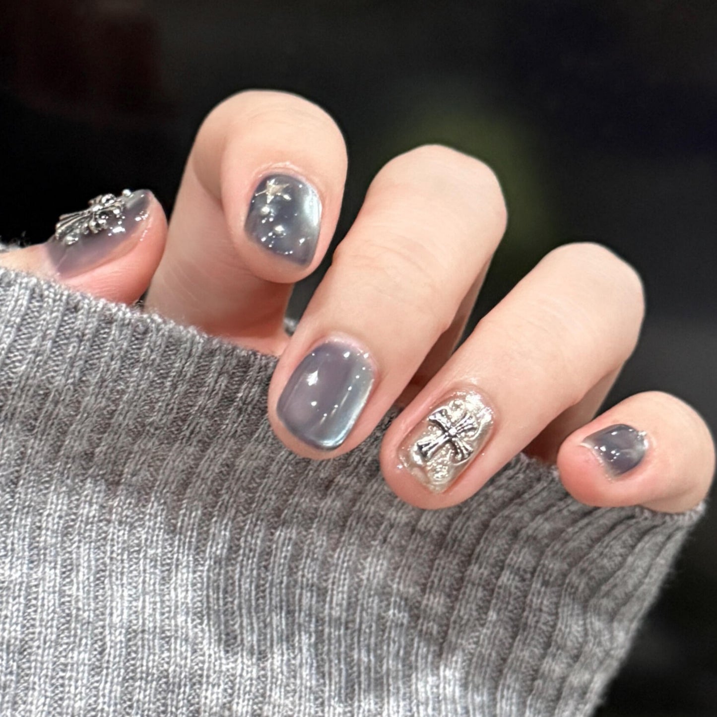 Kunstnagelset mit Glamourösen Metallic-Effekten Brehn