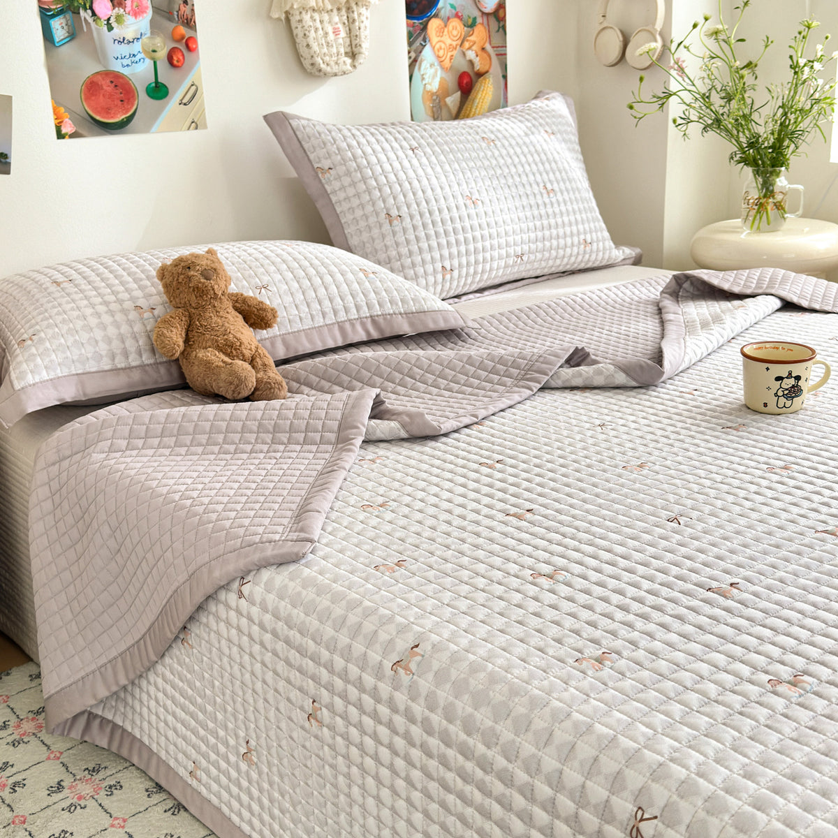 Gesteppte Baumwollbettdecke-Set mit Wendbarem Uni-Rücken und Mini Teddy Motiv