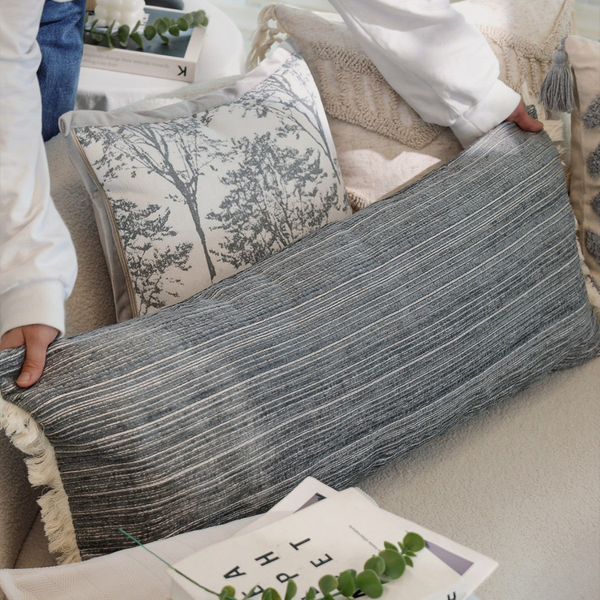 Rechteckiger Leinenoptik-Lumbar-Kissenbezug mit feiner Streifenstruktur und Quasten Brehn