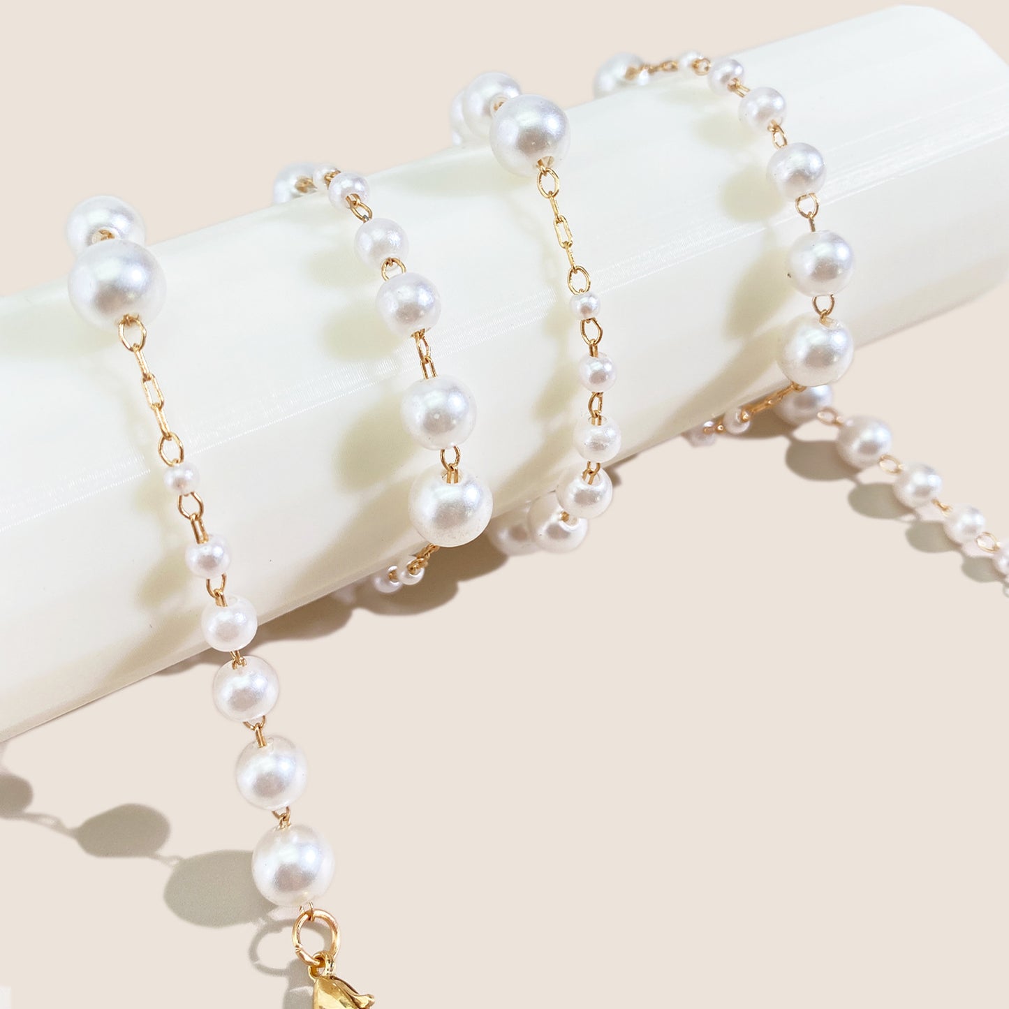 Elegante mit Perlen akzentuierte Brillen Kette Brehn