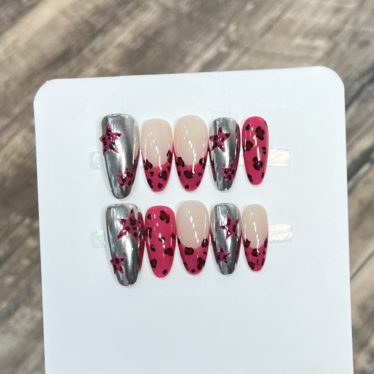 Stylisches Stiletto Press-On Nagelset mit künstlerischen Druckdesigns Brehn