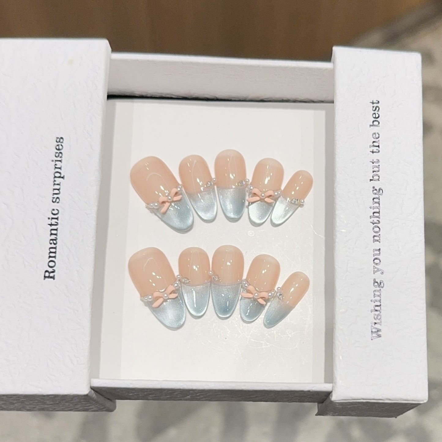 Kunstnagelset mit Romantischen Schleifen- und Glitzerakzenten Brehn
