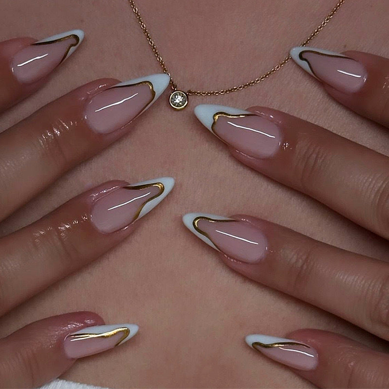 Kunstnagelset mit elegantem französischen Design und goldenen Akzenten Brehn