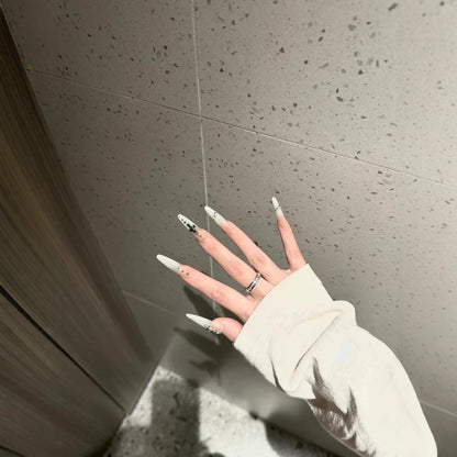 Künstlerische Stiletto-Nagelverlängerungen mit dekorativen Akzenten