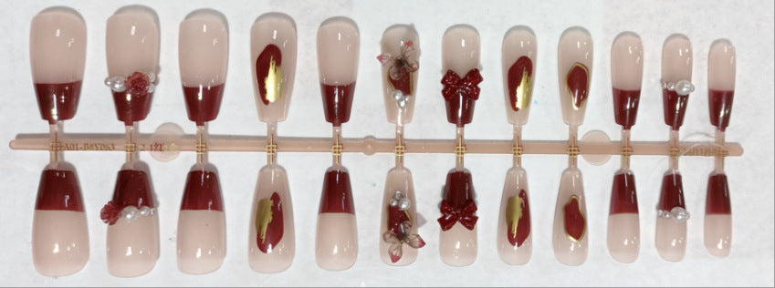 Glamouröse Nagelkunst mit Perlen und Glitzer Brehn