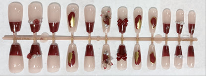 Glamouröse Nagelkunst mit Perlen und Glitzer Brehn
