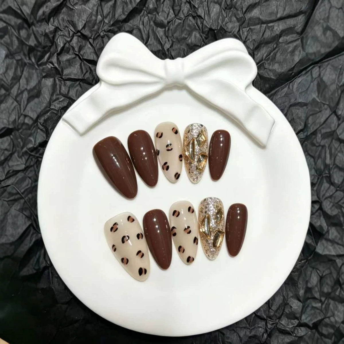 Künstlerisches Press-On Nagelset mit Strass und Leopardenmuster