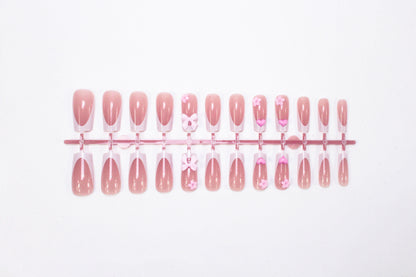 Kunstnagelset mit romantischen Blüten und eleganten Akzenten Brehn