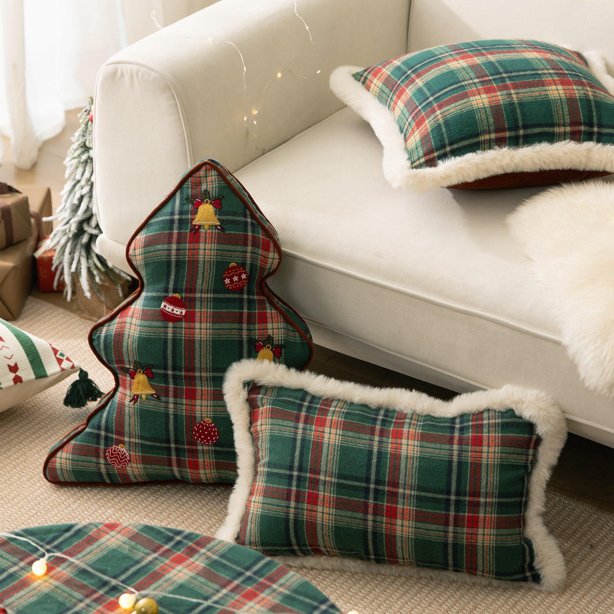 Weihnachtliches baumförmiges Dekokissen aus kariertem Flanell mit Stickapplikationen Brehn