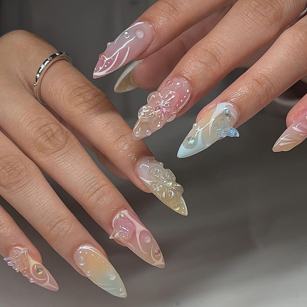 Kunstvolle Nagelverlängerungen mit 3D-Blumen und Glitzerakzenten Brehn