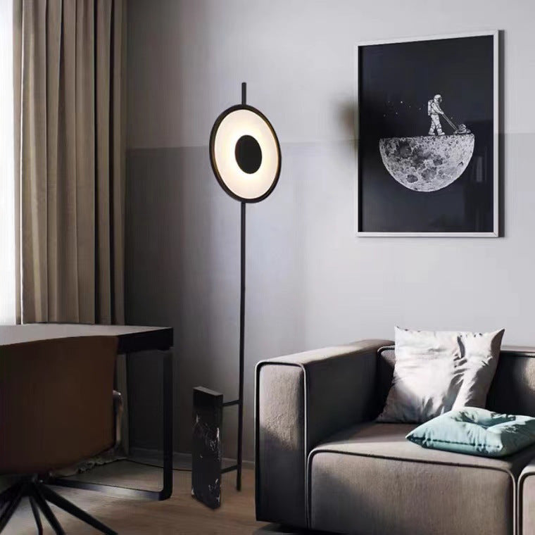 Minimalistische skulpturale Stehlampe mit Marmorsockel