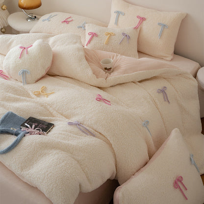 Wendbare Teddy-Fleece Bettwäschegarnitur mit 3D‑Schleifen‑Applikationen und Herz‑Zierkissen