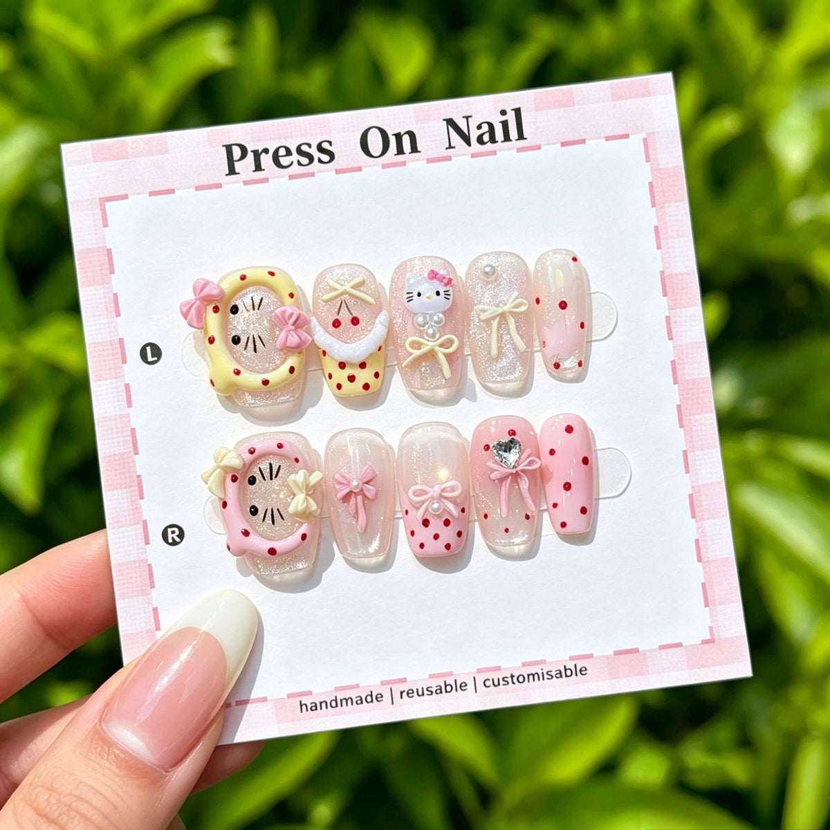 Künstlerisches Press-On Nail Art Set mit niedlichen Charakteren und Schleifenakzenten