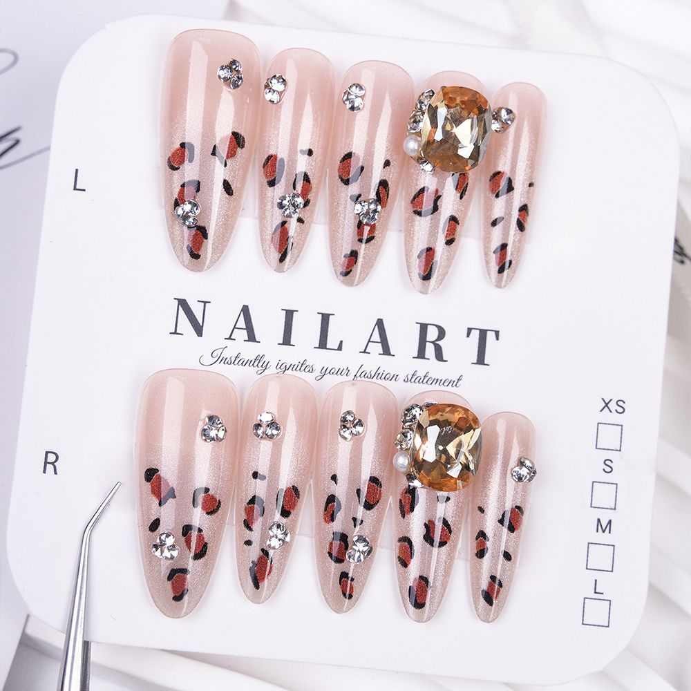 Künstlerische Stiletto Press-On Nägel mit silbernen Akzenten Brehn